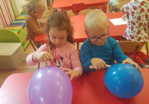 Matylda i Lucjan malują balony.